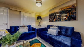 Spacious 4 Bedroom, 3 Bath House by Jesswood Properties Contractors, Business and Leisure with Free Parking and WIFI